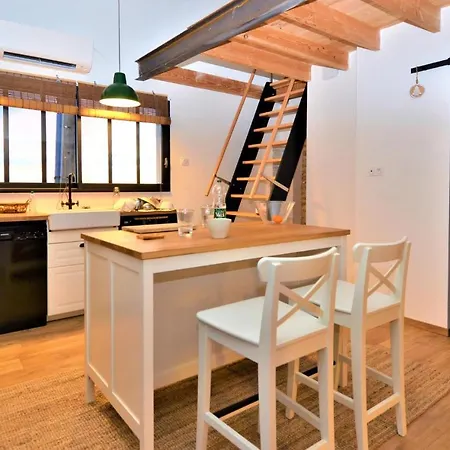 Awesome In Les Alès With 6 Bedrooms Hébergement de vacances *
