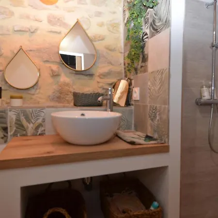 Awesome In Les Alès With 6 Bedrooms