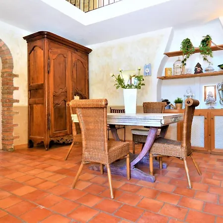 Awesome In Les Alès With 6 Bedrooms Hébergement de vacances *