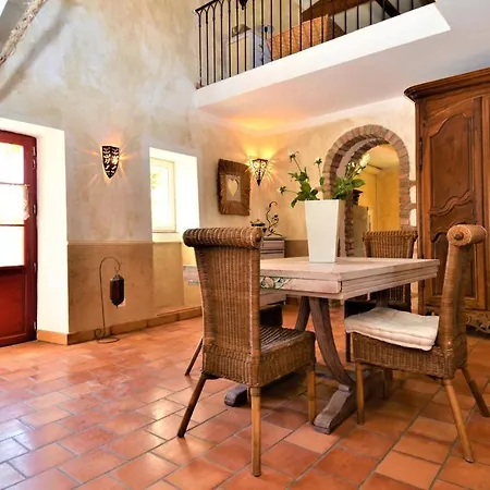 Awesome In Les Alès With 6 Bedrooms Hébergement de vacances *